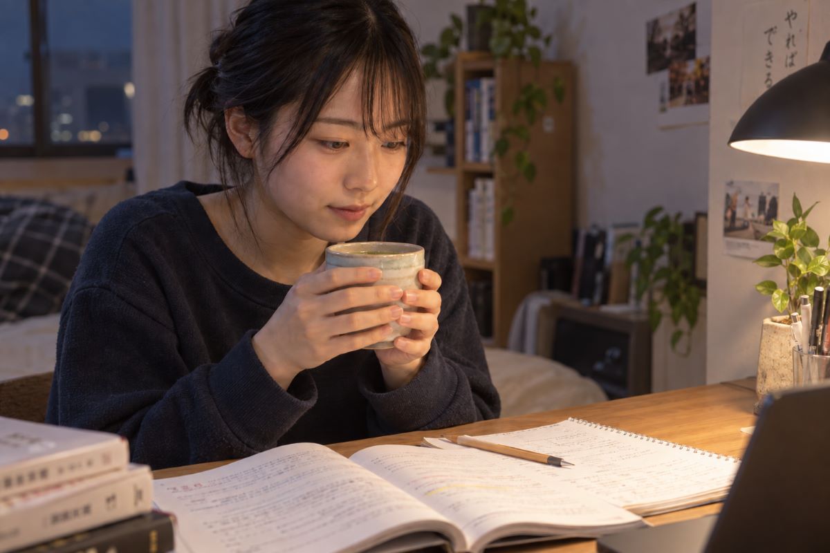 受験勉強の合間に勝茶を飲んで大切な試験へ気持ちを整える学生