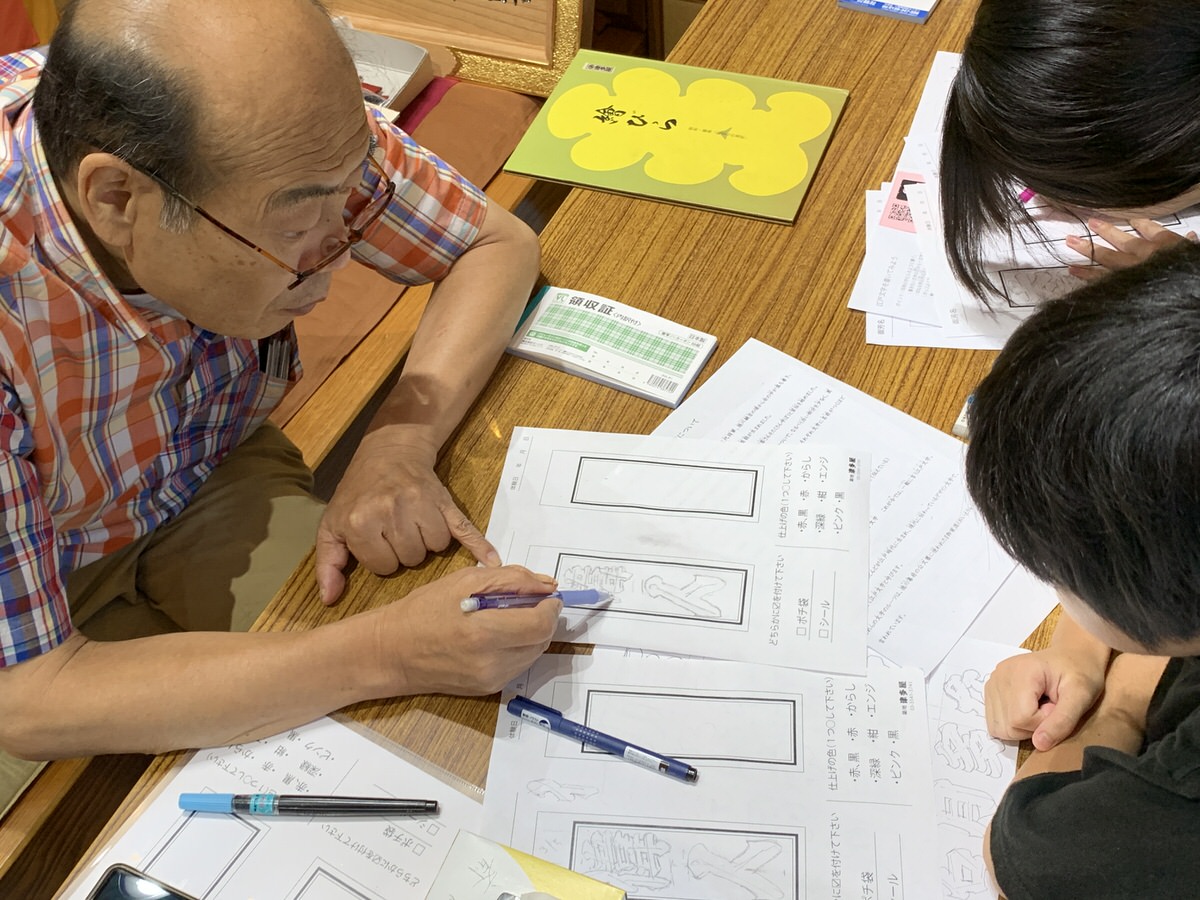 子どもたちに江戸文字の書き方を教える無料体験教室の様子