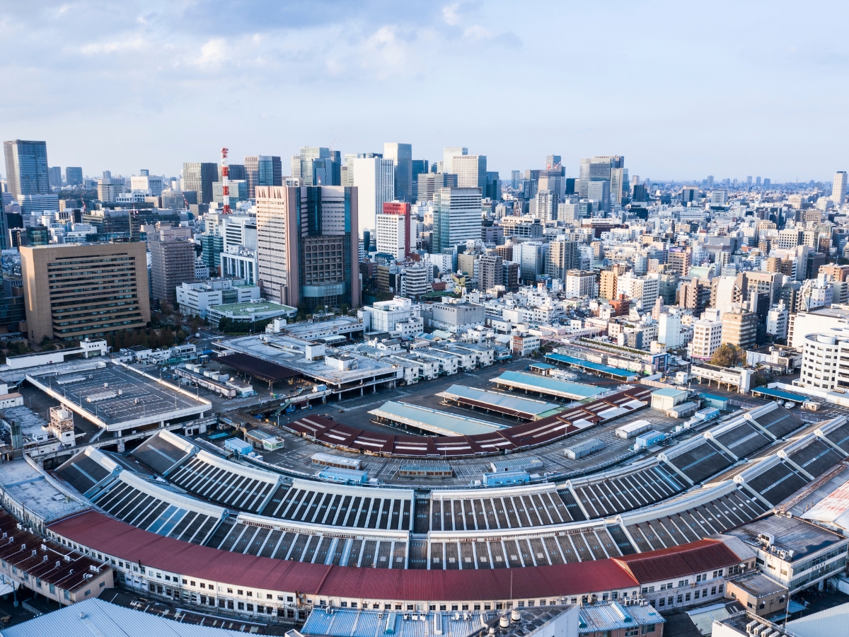 東京都中央区にある築地市場と築地の街並みを望む航空写真